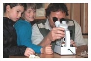 Andreas setting up the microscope